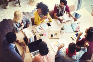 metodologia okr pessoas se reunindo ao redor de mesa