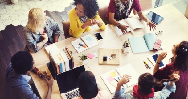 metodologia okr pessoas se reunindo ao redor de mesa
