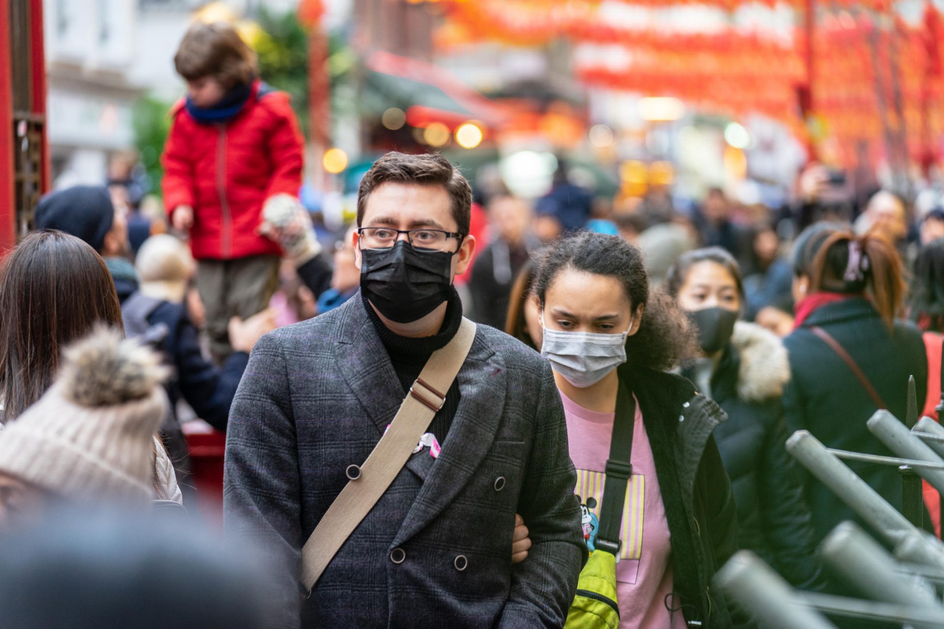 pessoas usando máscara em rua