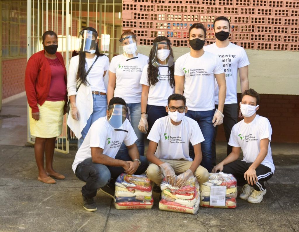 jovens entregando cesta básica fundo emergencial covid engenheiros sem fronteiras
