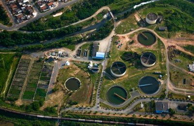 Vista aérea de estação de tratamento de esgoto. Saneamento básico.
