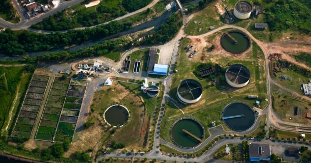 Vista aérea de estação de tratamento de esgoto. Saneamento básico.