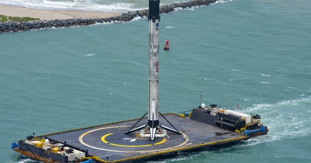 Primeiro estágio do foguete Falcon 9 recuperado em um navio zangão após lançamento da missão Crew Dragon Demo-2. Foto: SpaceX via Twitter.