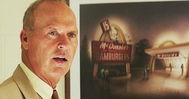 Ray Kroc em frente a uma foto de uma unidade do Mc Donald's