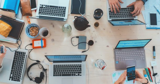 mesa com vários apetrechos texto FOMO