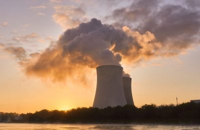 Usina nucelar emitindo gases para atmosfera