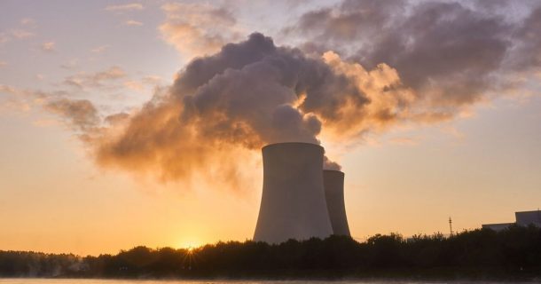 Afinal, qual energia é melhor para o Brasil? Usina nucelar emitindo gases para atmosfera
