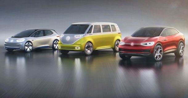 A imagem mostra três modelos elétricos, sendo eles veículos conceito. Sendo eles: um compacto, um utilitário e o outro um SUV.