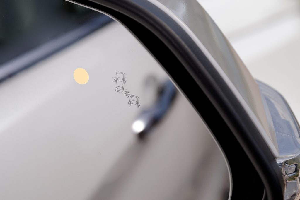 No espelho do veículo é possível ver o alerta de monitoramento de ponto cego