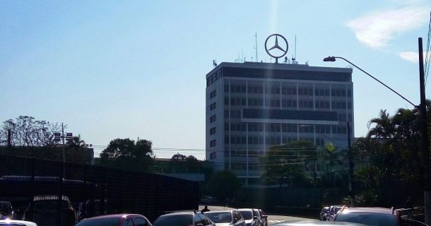 Ao fundo o prédio administrativo da Mercedes-Benz