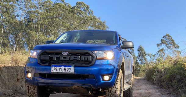 dianteira da Ford Ranger Storm na cor azul em estrada de terra
