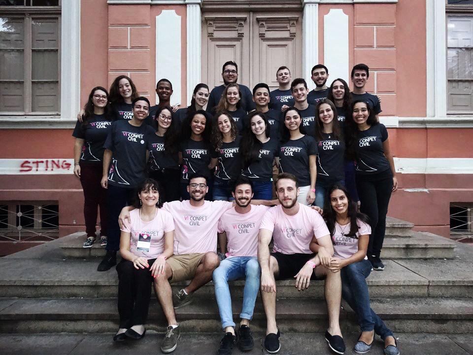 Conhecimento acadêmico e a comunidade: extensão universitária e a formação do profissional cidadão 10 grupo de alunos de extensão universitária em frente a uma escadaria sorrindo para a foto