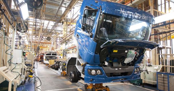 Imagem de um caminhão sendo montado na linha de produção da Mercedes-Benz