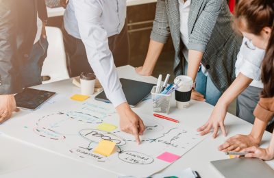 Equipe de profissionais elaborando um projeto.
