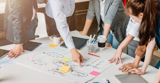 Equipe de profissionais elaborando um projeto.