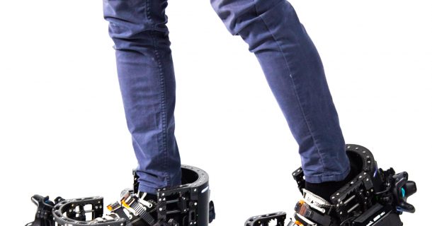Botas robóticas para locomoção em realidade virtual podem ser a nova tendência nos games jovem usando ecto one botas robóticas e equipamento VR