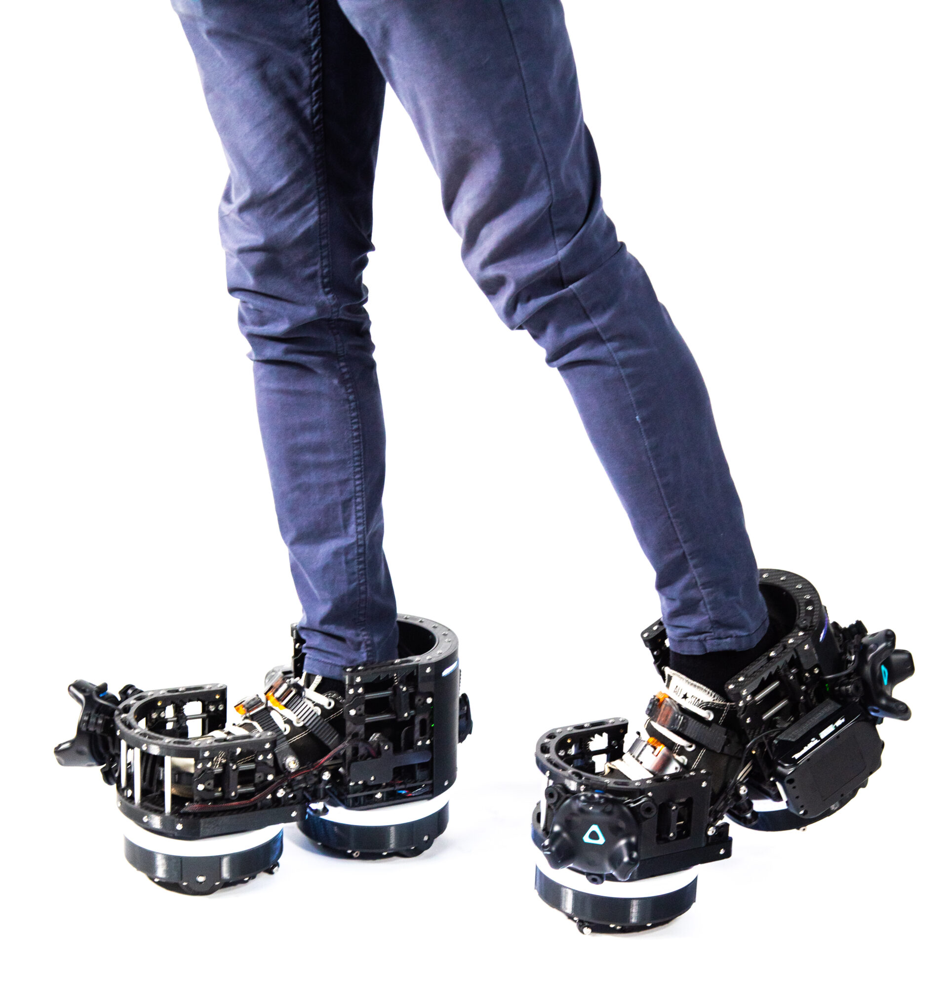 jovem usando ecto one botas robóticas e equipamento VR
