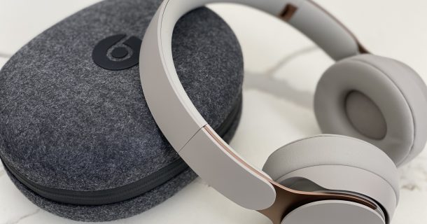 case e Beats Solo Pro da Apple sobre mesa