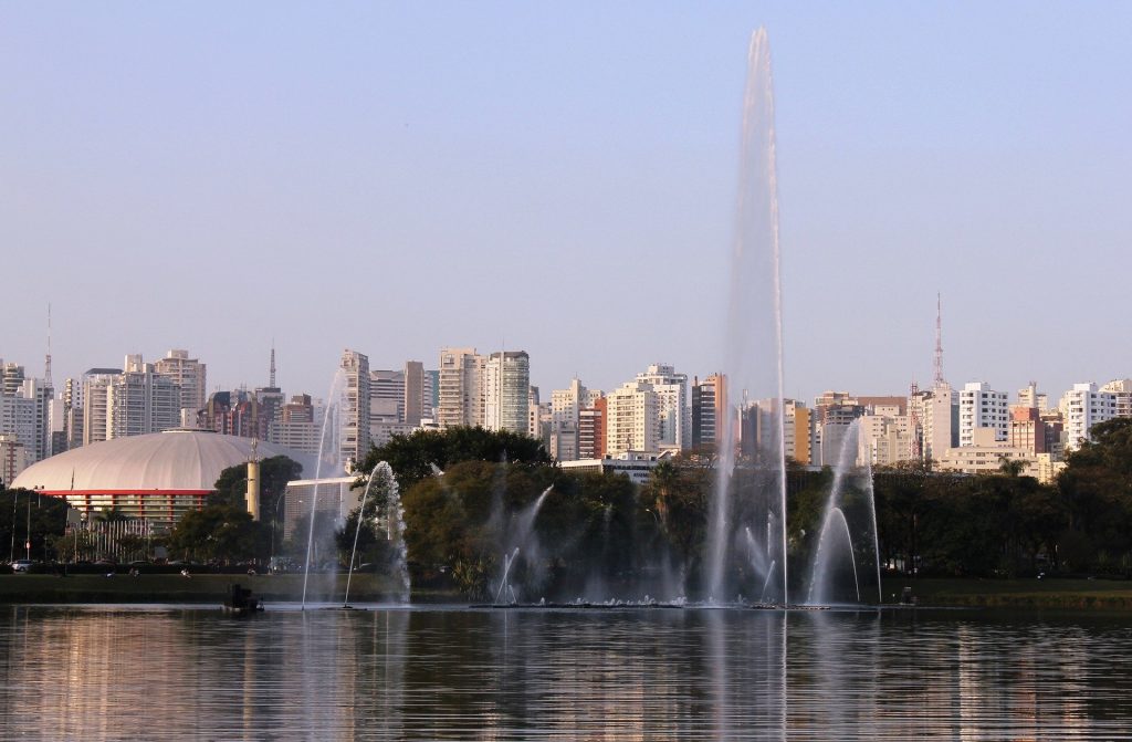 Lago do Ibirapuera com a Fonte ligada e prédios ao fundo