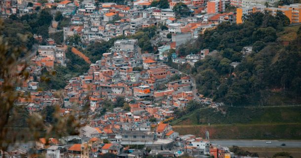 Habitação de Interesse Social: contextualização e reflexos da COVID-19 imagem de casas construídas em morro