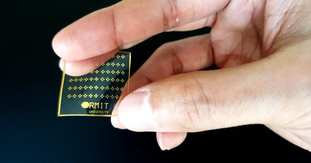 protótipo de pele eletrônica sensível sendo segurado por uma mão