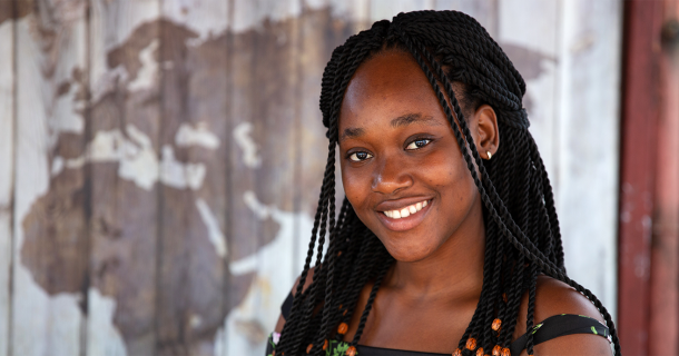 Charlette N'Guessan, ganhadora do prêmio em inovação, em pose para foto