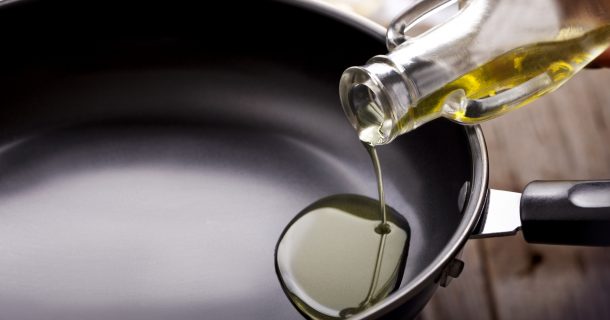 imagem ilustrativa de óleo de cozinha em frigideira
