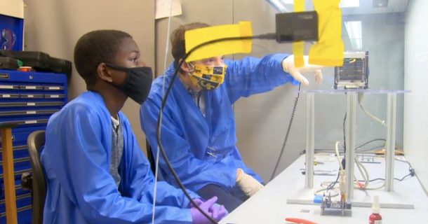 caleb anderson em laboratório de engenharia aeroespacial