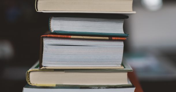 livros empilhados representando estudante de engenharia