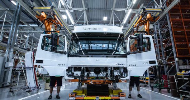 imagem de dentro da fábrica da Mercedes-Benz