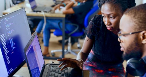 homem e mulher engenheiros usando software