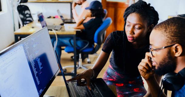 Qual o computador ideal para Engenharia? homem e mulher usando computador