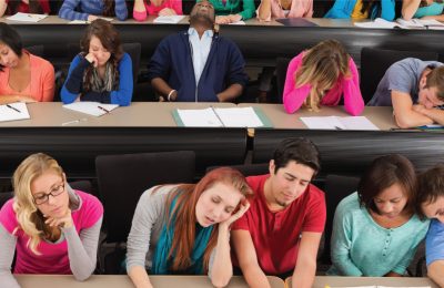 estudantes sentados em sala de aula. Imagem representando diferentes tipos de estudantes de engenharia