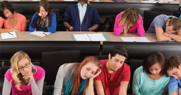 22 tipos de estudantes de engenharia: qual deles é você? | Lista 360 estudantes sentados em sala de aula. Imagem representando diferentes tipos de estudantes de engenharia