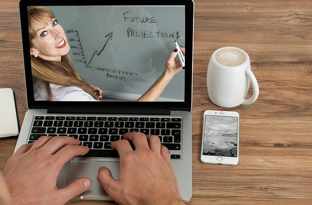 Exemplo de aula online. Aulas online ajudam os alunos que estudam através da internet, ilustrando educação.