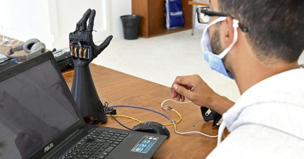 cure bionics mão biônica sobre mesa