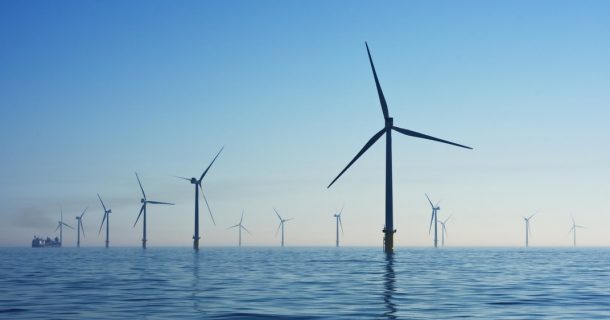 imagem de turbinas de energia eolica representando bateria da tesla