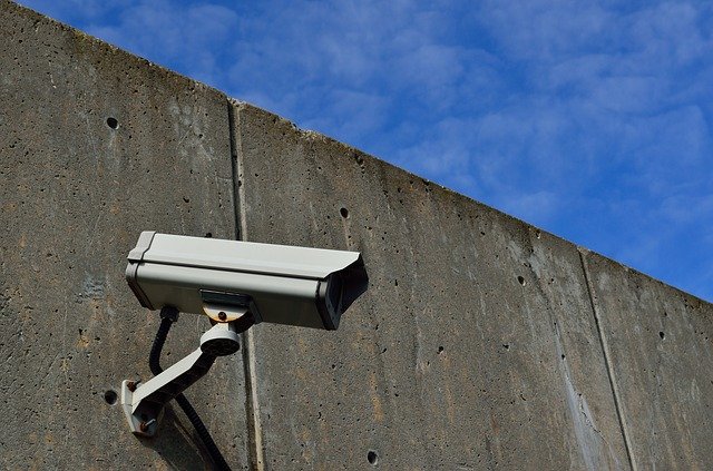 câmera fazendo monitoramento de presídio