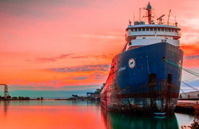 navio em cais durante por do sol