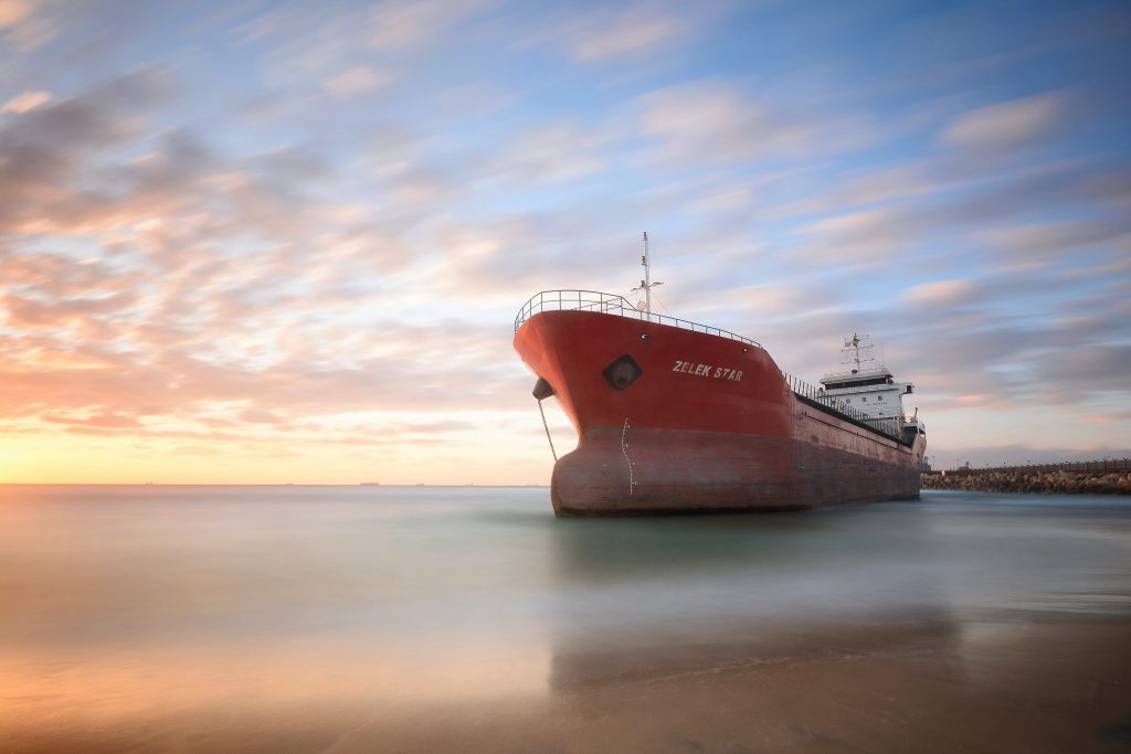 navio na costa representando os abastecidos com combustíveis marítimos