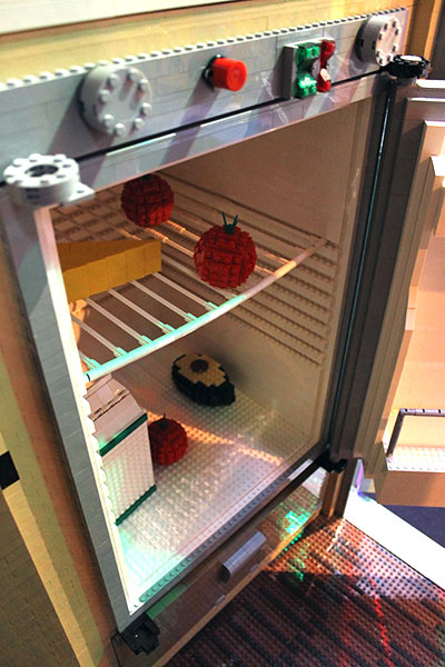 trailer feito de lego, interior de geladeira