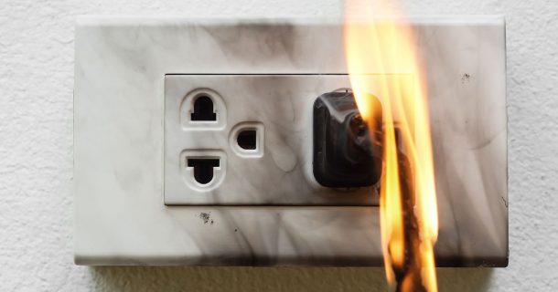 imagem de tomada pegando fogo