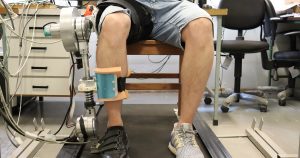 exoesqueleto robótico da USP em perna de paciente