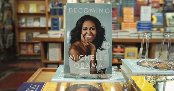capa do livro minha história, de Michelle Obama, relacionado ao racismo, em destaque em livraria
