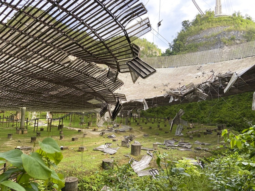 Imagem de 11 de agosto mostra os danos causados por cabo rompido. Foto: Observatório de Arecibo via AP