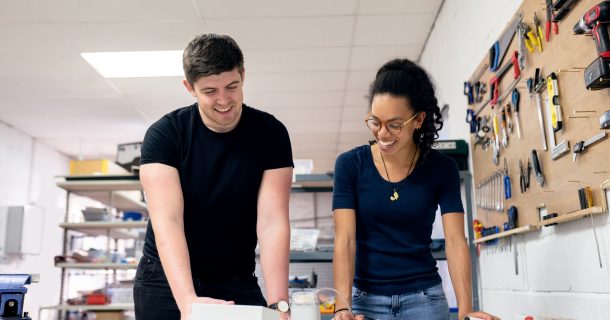 homem e mulher trabalhando em bancada, ilustrando salários da engenharia