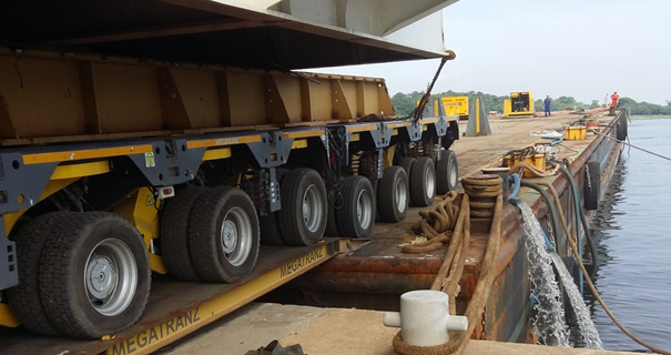 Como funciona a operação de Load In/Load Out de um módulo de serviços?
