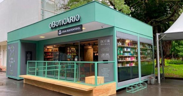 fachada loja feita de materiais reciclados do boticário