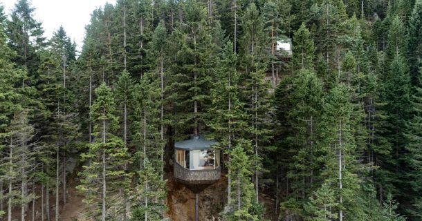 Cabine flutuante sustentada por uma única árvore nos fiordes noruegueses é exemplo de arquitetura primorosa