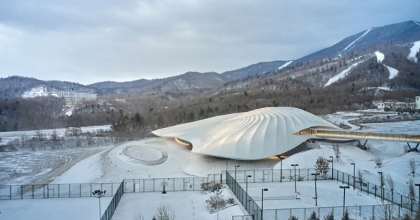Na China, edifício evoca a experiência de acampar no deserto